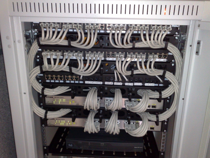 19-inch_rackmount_ethernet_switches_and_patch_panels